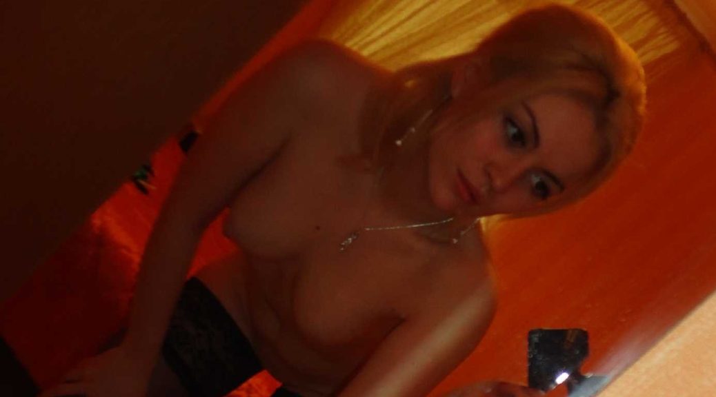 Nacktselfie einer jungen Blondine bei schumriger Beleuchtung-3